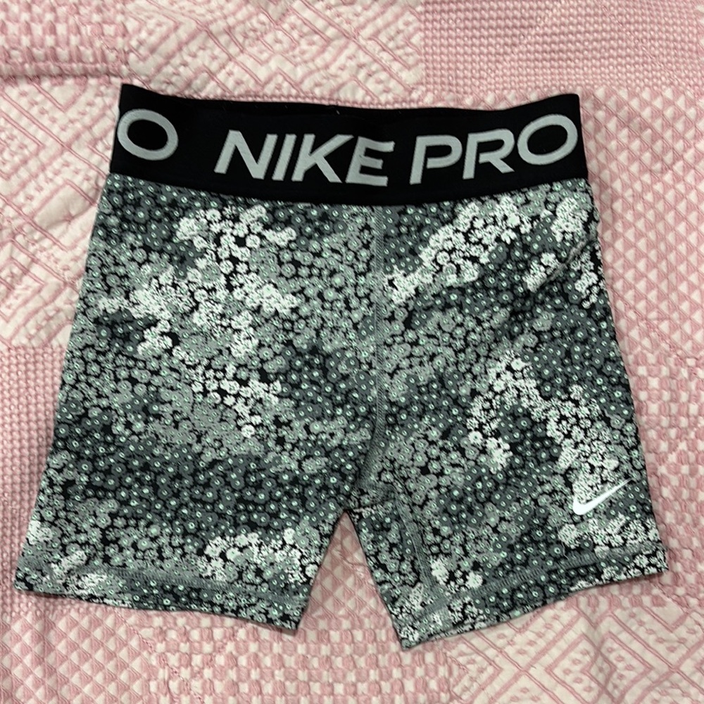 Nike Pros size girls large!